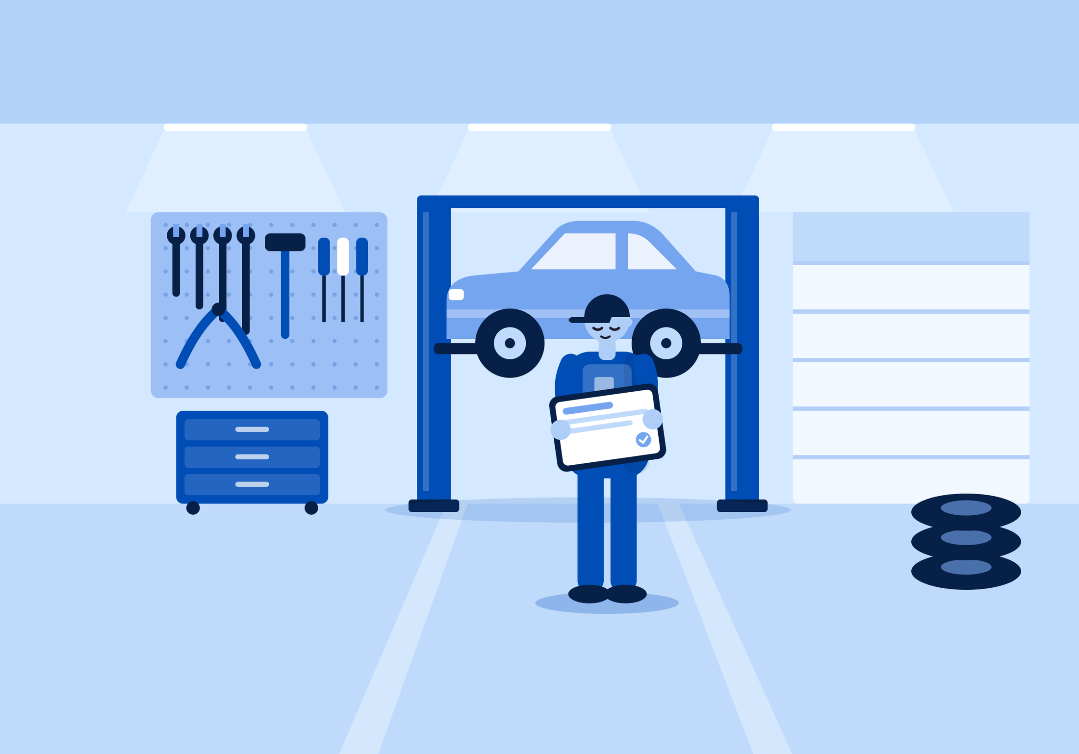Tecknad illustration av en mekaniker med surfplatta framför en bil på en lyft, med verktyg på väggen, i blå toner.